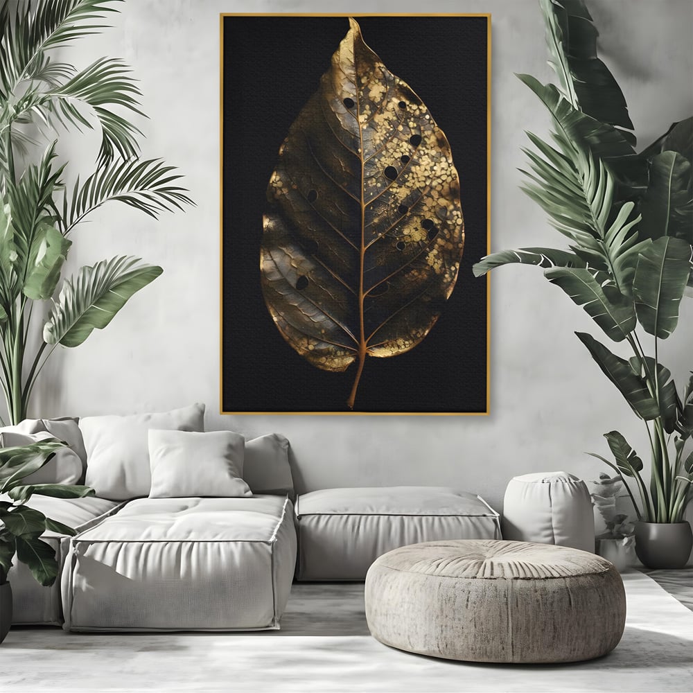 Tablou canvas cu tablou canvas cu frunza aurie pe fundal negru, in rama de aluminiu auriu, pe perete intr-un living